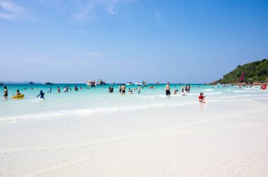 Pattaya, Tayland - 02 Şubat 2017: Rahatlatıcı turist beach Ko Lan Adası yakın Pattaya, Tayland Tayland Körfezi '