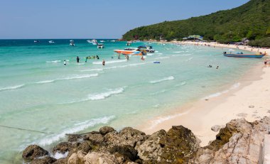 Pattaya, Tayland - 02 Şubat 2017: Rahatlatıcı turist beach Ko Lan Adası yakın Pattaya, Tayland Tayland Körfezi '