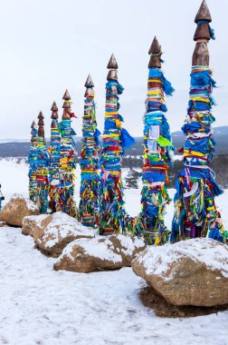 Ahşap ritüel ayağı renkli şeritler cape burhan, Deniz Baykal, Olkhon Adası, Sibirya, Rusya Federasyonu
