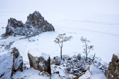 Rusya 'nın Sibirya eyaleti Baykal Gölü' ndeki Olkhon Adası 'ndaki Burhan Burnu (Şaman Kayası)