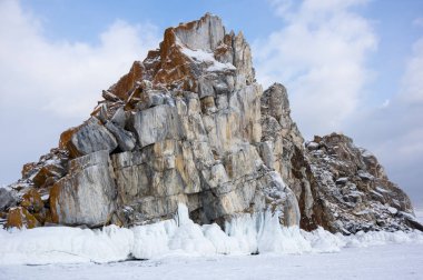 Rusya 'nın Sibirya eyaleti Baykal Gölü' ndeki Olkhon Adası 'ndaki Burhan Burnu (Şaman Kayası)