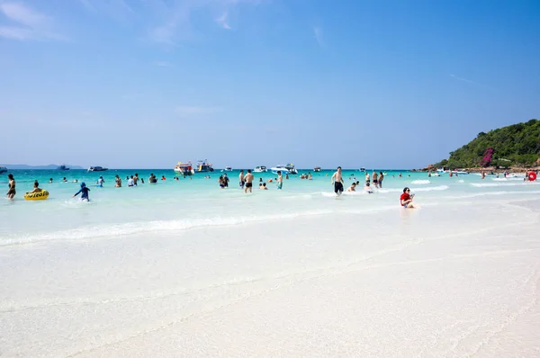 Pattaya Tailândia Fevereiro 2017 Turistas Relaxando Praia Ilha Lan Golfo — Fotografia de Stock