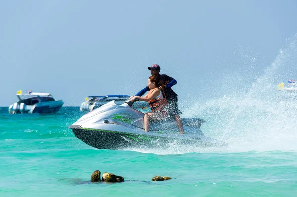 Pattaya Tailândia Fevereiro 2017 Turistas Esquiando Scooter Aquático Praia Ilha — Fotografia de Stock