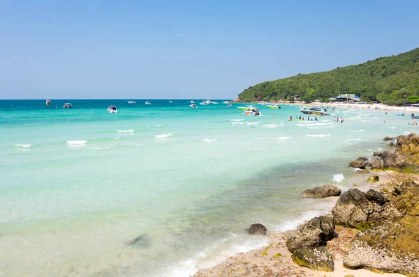 Pattaya Tailândia Fevereiro 2017 Turistas Relaxando Praia Ilha Lan Golfo — Fotografia de Stock