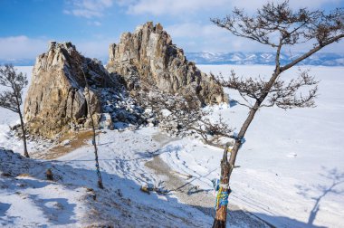Rusya 'nın Sibirya eyaleti Baykal Gölü' ndeki Olkhon Adası 'ndaki Burhan Burnu (Şaman Kayası)