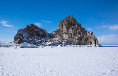 Rusya 'nın Sibirya eyaleti Baykal Gölü' ndeki Olkhon Adası 'ndaki Burhan Burnu (Şaman Kayası)