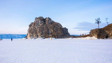 Rusya 'nın Sibirya eyaleti Baykal Gölü' ndeki Olkhon Adası 'ndaki Burhan Burnu (Şaman Kayası)
