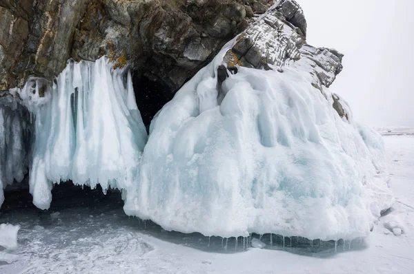 Kışın Deniz Baykal, en derin ve en büyük tatlı su Gölü yanında Güney Sibirya, Rusya'da bulunan güç dünyanın görünümü