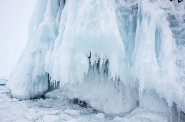 俄罗斯西伯利亚奥尔康岛贝加尔湖冰柱景观 — 图库照片