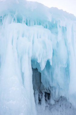 Baykal Gölü 'ndeki buz saçakları, Olkhon Adası, Sibirya, Rusya