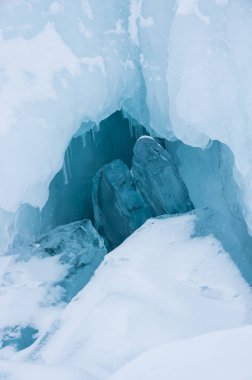 Baykal Gölü 'ndeki buz saçakları, Olkhon Adası, Sibirya, Rusya
