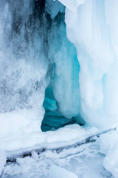 俄罗斯西伯利亚贝加尔湖湖 Olkhon 岛上的冰洞 — 图库照片