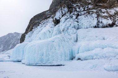 Kışın Deniz Baykal, en derin ve en büyük tatlı su Gölü yanında Güney Sibirya, Rusya'da bulunan güç dünyanın görünümü