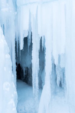 Baykal Gölü 'ndeki buz saçakları, Olkhon Adası, Sibirya, Rusya