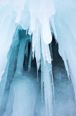 Baykal Gölü 'ndeki buz saçakları, Olkhon Adası, Sibirya, Rusya