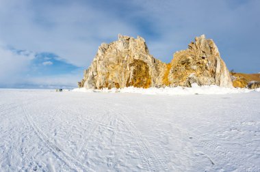 Rusya 'nın Sibirya eyaleti Baykal Gölü' ndeki Olkhon Adası 'ndaki Burhan Burnu (Şaman Kayası)