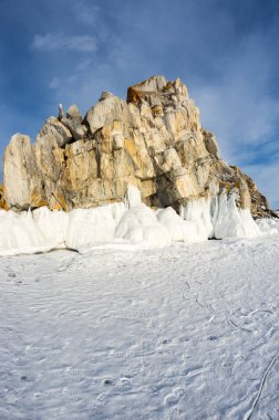 Rusya 'nın Sibirya eyaleti Baykal Gölü' ndeki Olkhon Adası 'ndaki Burhan Burnu (Şaman Kayası)