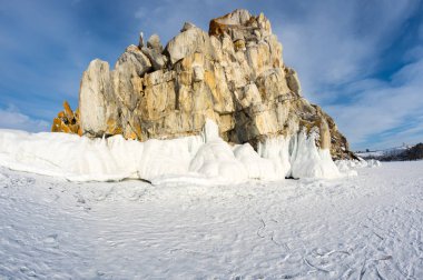Rusya 'nın Sibirya eyaleti Baykal Gölü' ndeki Olkhon Adası 'ndaki Burhan Burnu (Şaman Kayası)