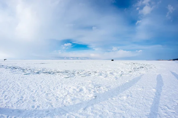 冬のバイカル湖 シベリア ロシア南部に位置する世界では ボリュームでの最も深い 最も大きい淡水湖のビュー — ストック写真