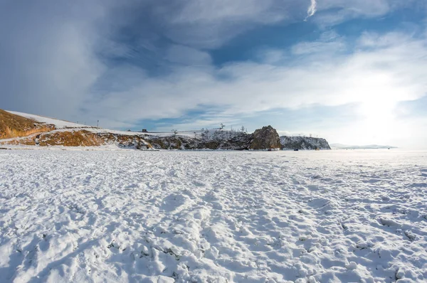 冬のバイカル湖 シベリア ロシア南部に位置する世界では ボリュームでの最も深い 最も大きい淡水湖のビュー ロイヤリティフリーのストック写真