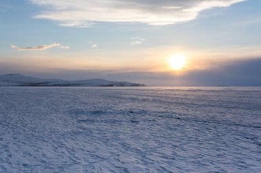 Kışın Deniz Baykal, en derin ve en büyük tatlı su Gölü yanında Güney Sibirya, Rusya'da bulunan güç dünyanın görünümü