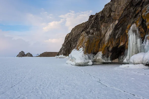 Kışın Deniz Baykal, en derin ve en büyük tatlı su Gölü yanında Güney Sibirya, Rusya'da bulunan güç dünyanın görünümü