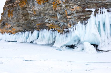 Baykal Gölü 'ndeki buz saçakları, Olkhon Adası, Sibirya, Rusya