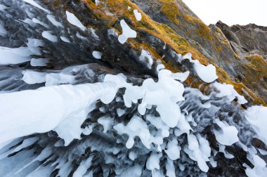 Baykal Gölü 'ndeki buz saçakları, Olkhon Adası, Sibirya, Rusya