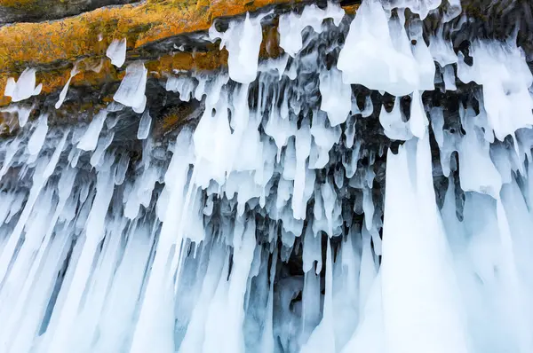 Uitzicht Ijspegels Het Baikalmeer Olkhon Eiland Siberië Rusland — Stockfoto