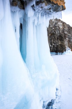 Baykal Gölü 'ndeki buz saçakları, Olkhon Adası, Sibirya, Rusya
