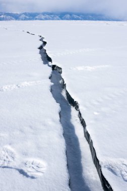 Kışın Deniz Baykal, en derin ve en büyük tatlı su Gölü yanında Güney Sibirya, Rusya'da bulunan güç dünyanın görünümü