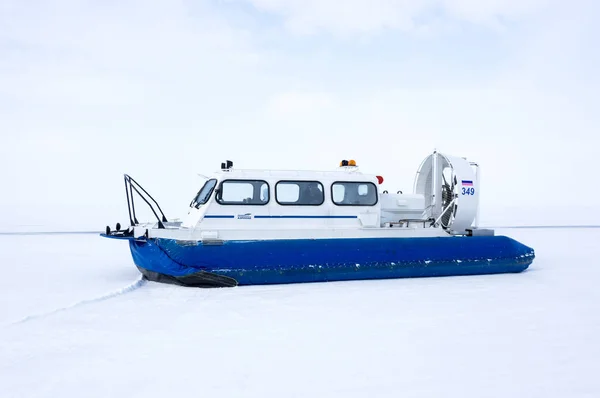 俄罗斯贝加尔湖 2017年3月5日 俄罗斯西伯利亚贝加尔湖冰封湖面上的气垫 Khivus 上的船只 — 图库照片