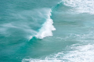 Sahil, Atlas Okyanusu'nda Nazare, en popüler sahil biri gümüş Coast, Portekiz'de tatil