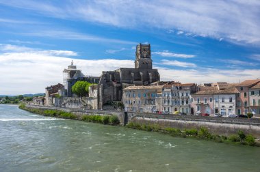 Saint Saturnin kilise şehirde Pont-Saint-Esprit, Fransa