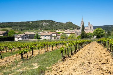 Aigueze, Güney Fransa Fransız bölgesi Languedoc-Roussillon Gard bölümünde yer alan küçük bir köy panoramik manzaralı