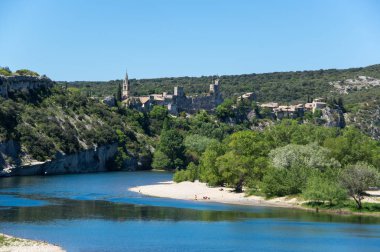 Aigueze, Güney Fransa Fransız bölgesi Languedoc-Roussillon Gard bölümünde yer alan küçük bir köy panoramik manzaralı