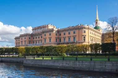Mikhailovsky Kalesi ya da Mühendisler Kalesi manzarası, Rusya 'nın tarihi merkezi Saint-Petersburg' da eski kraliyet konutu.