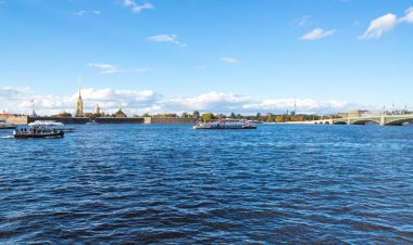 Saint-Petersburg, Rusya-03 Ekim 2016: Görünüm Neva nehir ve Peter ve Paul fortress, Saint Petersburg, Rusya Federasyonu