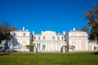 Rusya 'nın başkenti Saint Petersburg' un batısında Finlandiya Körfezi 'nde bulunan bir Rus kraliyet konutu olan Oranienbaum' daki Çin sarayı. Saray topluluğu UNESCO Dünya Mirası Alanlarıdır.