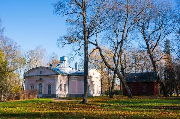 奥拉宁鲍姆罗蒙诺索夫的老亭子 位于俄罗斯的皇家住宅 坐落在芬兰的圣彼得堡以西 宫廷合奏是联合国教科文组织世界遗产遗址 — 图库照片