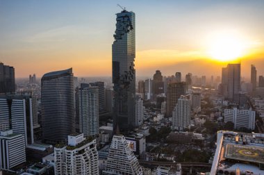 BANGKOK, THAILAND - 20 Ocak 2017: Tayland 'ın başkenti Bangkok' ta yer alan Silom / Sathon merkez ticaret bölgesinde bulunan MahaNakhon 'un (Tayland' ın en yüksek binası) manzarası