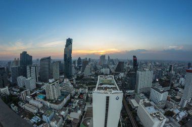 BANGKOK, THAILAND - 20 HAZİRAN 2017: Bangkok 'taki gökdelenlerin en üst manzarası barın çatısından Cloud 47, Bangkok, Tayland