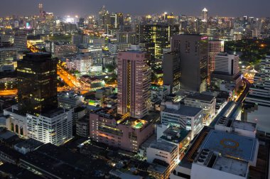 Merkez İlçe Bangkok Tayland gece gökdelenlerin üstten görünüm