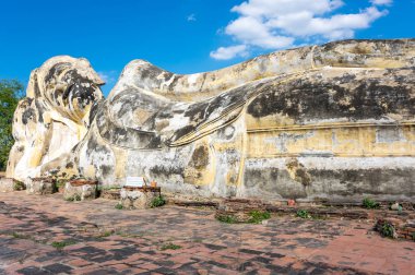Dev de Ayutthaya, Tayland ın ilçesinde yatan Buda heykeli