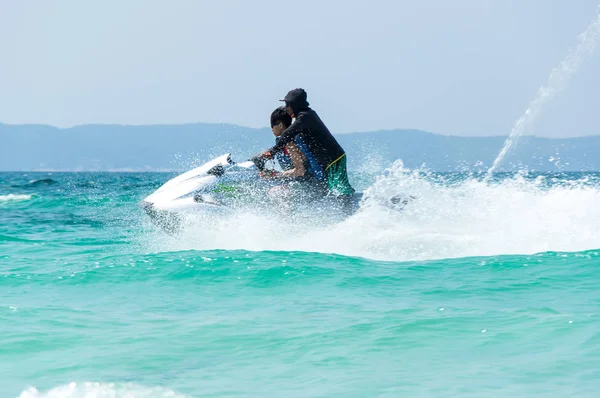 Pattaya Tailândia Fevereiro 2017 Turistas Esquiando Scooter Aquático Praia Ilha — Fotografia de Stock