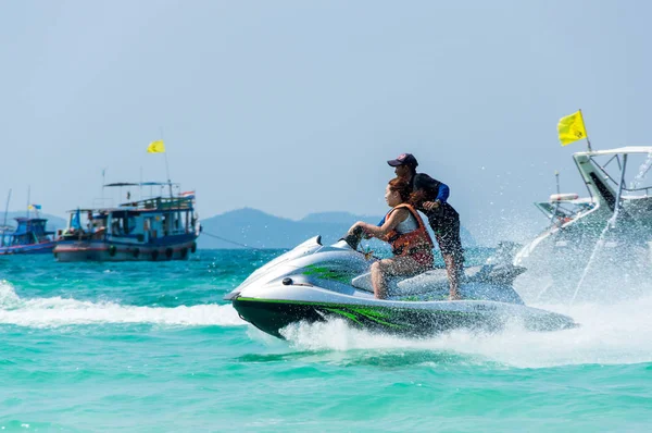 Pattaya Thailand Februari 2017 Turister Skidor Vattenskoter Beach Lan Gulf — Stockfoto