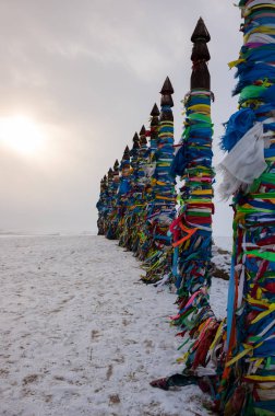 Ahşap ritüel ayağı renkli şeritler cape burhan, Deniz Baykal, Olkhon Adası, Sibirya, Rusya Federasyonu