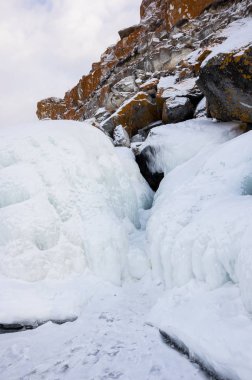 Rusya 'nın Sibirya eyaleti Baykal Gölü' ndeki Olkhon Adası 'ndaki Burhan Burnu (Şaman Kayası)