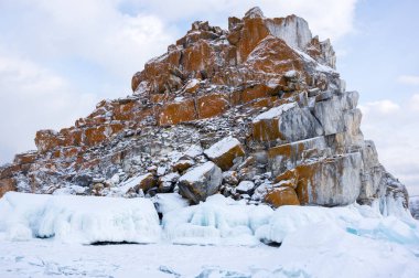 Rusya 'nın Sibirya eyaleti Baykal Gölü' ndeki Olkhon Adası 'ndaki Burhan Burnu (Şaman Kayası)