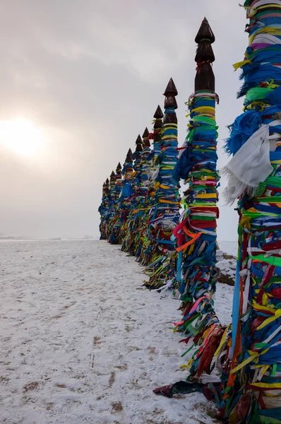 Pilares Rituais Madeira Com Fitas Coloridas Capa Burkhan Lake Baikal — Fotografia de Stock